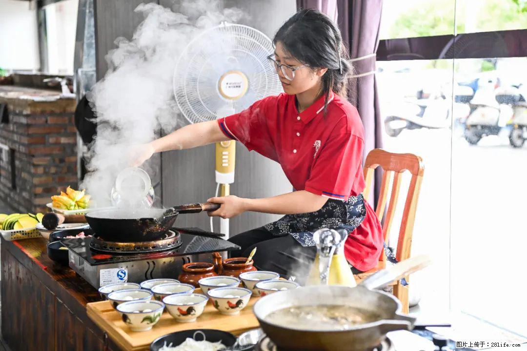 全网追的“扁担女孩”,找了一份暑假工,时薪12元 - 南平生活资讯 - 南平28生活网 np.28life.com
